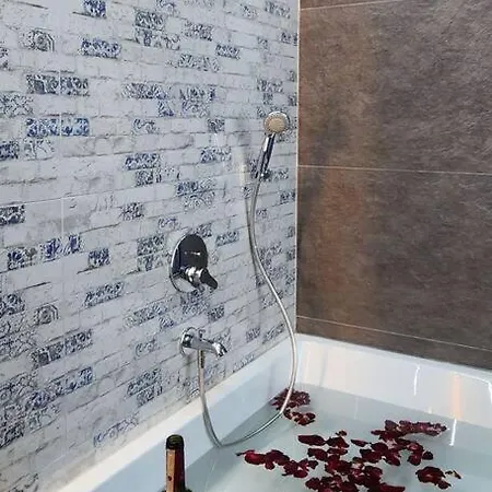 Апартаменты Honeymoon No16 With Big Hot Tube